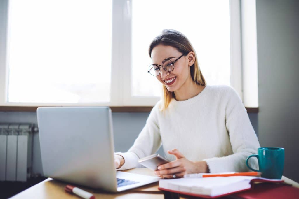 woman at work using microsoft 365 managed services